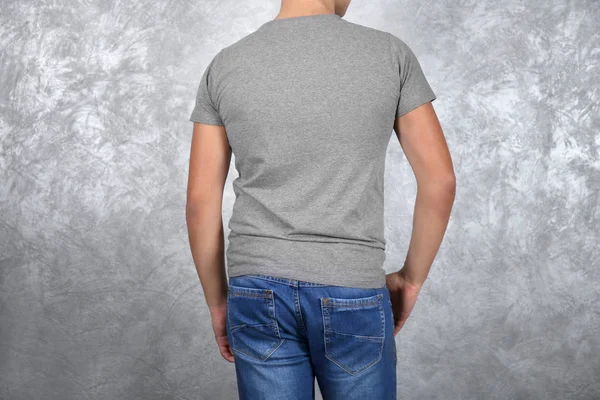 Человек в пустой серой футболке — стоковое фото