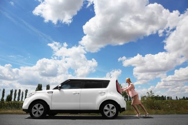 Kadın itme araba hasarlı