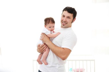 vader met baby thuis