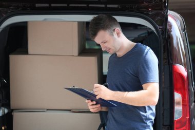 Yürütme sırasını belirterek genç erkek kurtarıcı