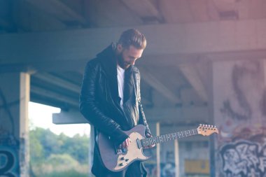 Yakışıklı adam sokakta gitar ile