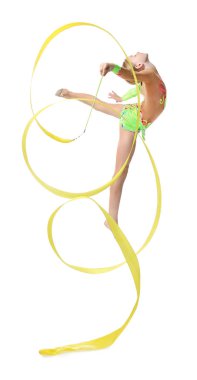 Genç kız beyaz zemin üzerine sarı kurdele ile jimnastik yapıyor