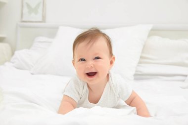 Tatlı bebek yatakta yatıyor.