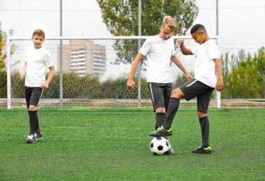 Stadı'nda futbol oynayan çocuklar