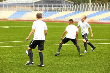 Stadı'nda futbol oynayan çocuklar