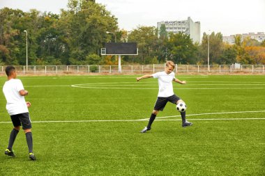Stadı'nda futbol oynayan çocuklar
