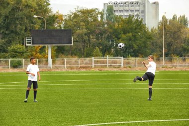 Stadı'nda futbol oynayan çocuklar