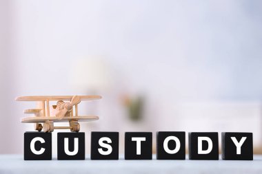 Küpleri ile kelime gözaltı ve oyuncağı arka plan bulanık uçakta