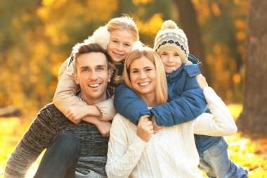 Mutlu aile güzel sonbahar Park'ta dinlenme