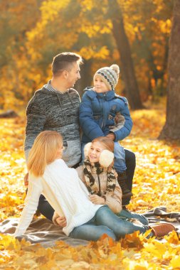 Mutlu aile güzel sonbahar Park'ta dinlenme