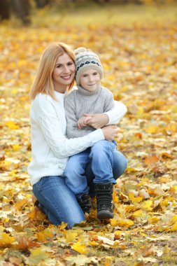 Anne ve oğlu güzel sonbahar Park