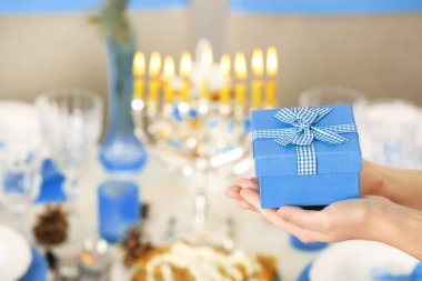 Hanukkah için hediye ile el