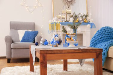 Hanukkah için dekore edilmiş salon