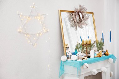 Hanukkah için dekore edilmiş şömine