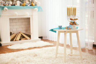 Yedi Kollu Şamdan, sevinçler ve Hanukkah için çerezler