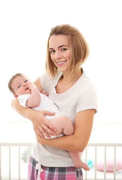 Ibu dengan bayi di rumah — Stok Foto