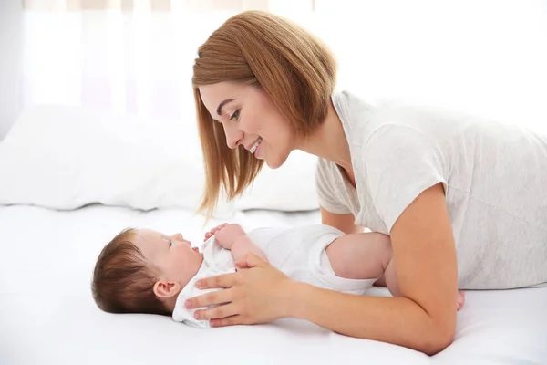 Mãe com bebê em casa — Fotografia de Stock