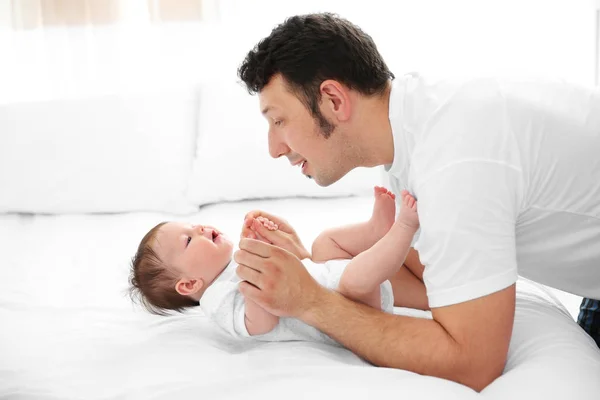 Vater Mit Baby Hause — Stockfoto