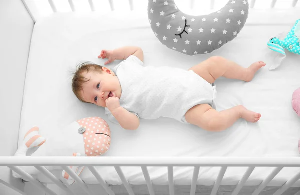 Niedliches Baby im Bett — Stockfoto