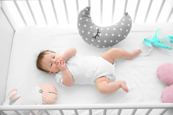 Bebê bonito na cama — Fotografia de Stock