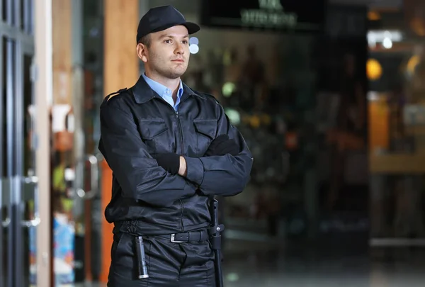 Hombre de seguridad parado en el interior — Foto de Stock