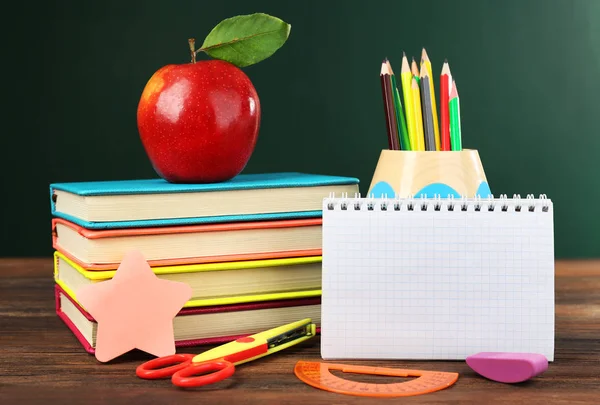 Hát-hoz iskola fogalom almával, könyvek és tartozékok — Stock Fotó