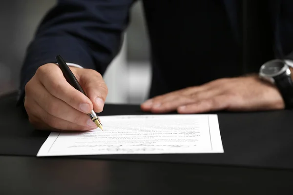 Homem assinando contrato de casamento — Fotografia de Stock