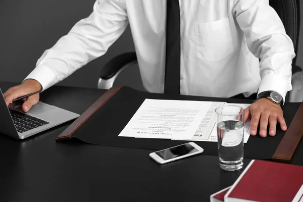 Man werkt met laptop — Stockfoto