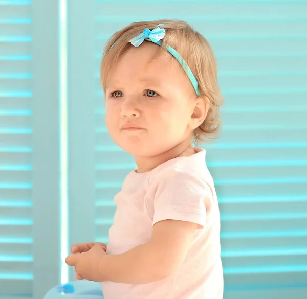 Niña en un hermoso vestido posando cerca de la pantalla azul — Foto de Stock