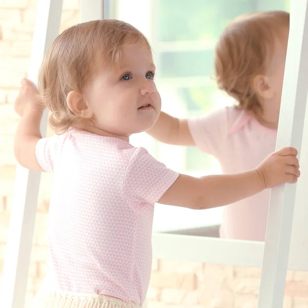 Piccola principessa in bellissimo vestito in posa vicino allo specchio — Foto Stock