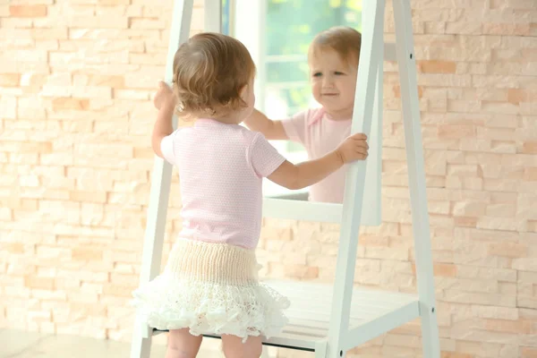 Prinsesje in mooie jurk poseren in de buurt van de spiegel — Stockfoto