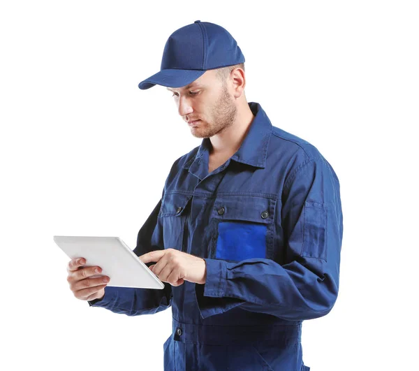 Mladí mechanik v uniformě s tablet stojí, izolované na bílém — Stock fotografie