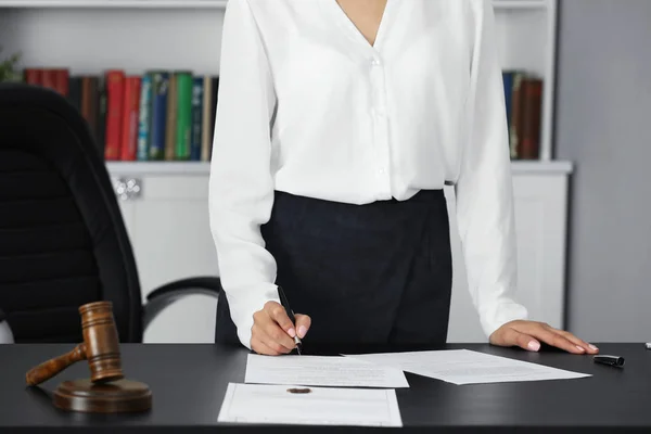 Frau signiert wichtige Dokumente in modernem Büro — Stockfoto