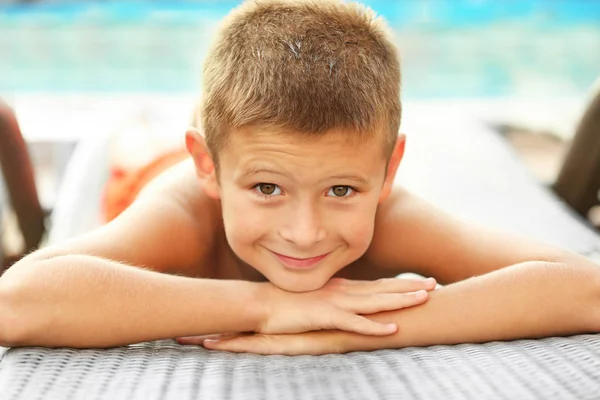 Pequeño Niño Acostado Silla Cubierta Día Soleado —  Fotos de Stock