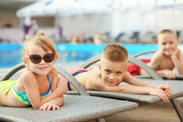 Kleine Kinder Liegen Sonnigen Tagen Auf Liegestühlen — Stockfoto