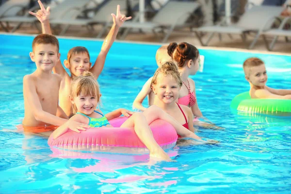 Små Barn Poolen Solig Dag — Stockfoto