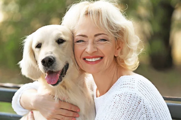 Mulher sênior com cão — Fotografia de Stock