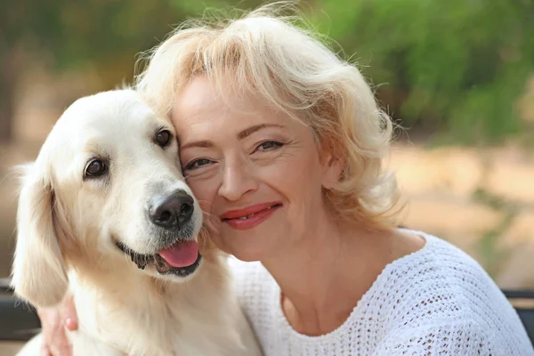 Senior mujer con perro — Foto de Stock
