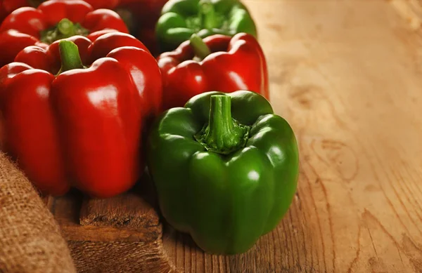 Sweet red and green peppers — Stock Photo, Image