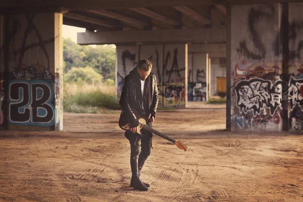 Hombre guapo con guitarra en la calle —  Fotos de Stock