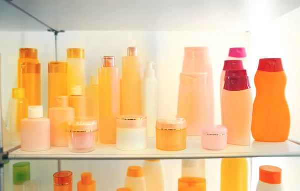 Stand com produtos cosméticos na loja de varejo — Fotografia de Stock