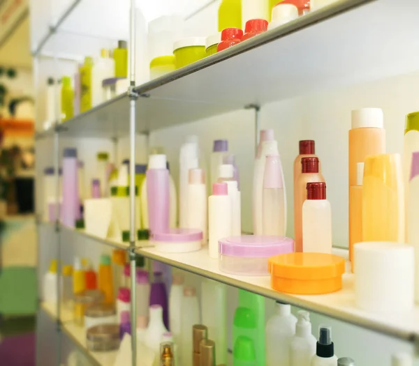 Soporte con productos cosméticos en tienda minorista —  Fotos de Stock