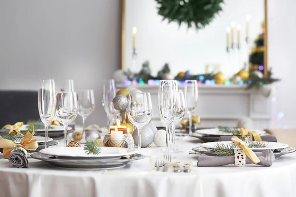 Noel yemeği için servis edilen masa. — Stok fotoğraf