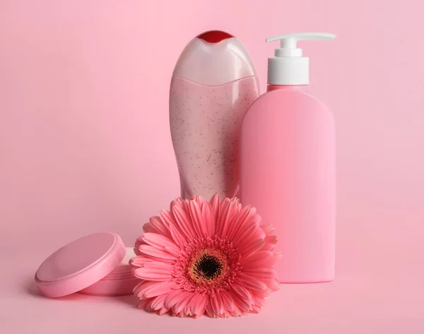 Kosmetiska produkter och vacker blomma — Stockfoto