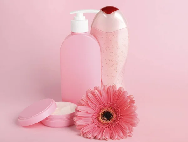 Kosmetiska produkter och vacker blomma — Stockfoto