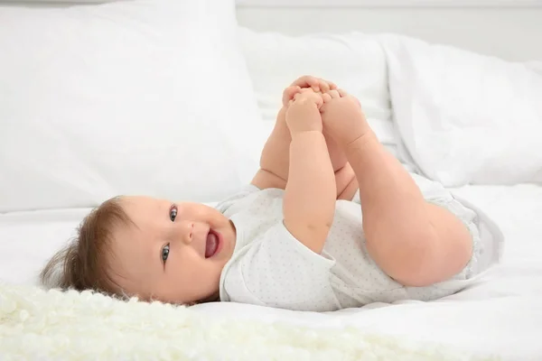 침대에 누워 있는 귀여운 아기 — 스톡 사진