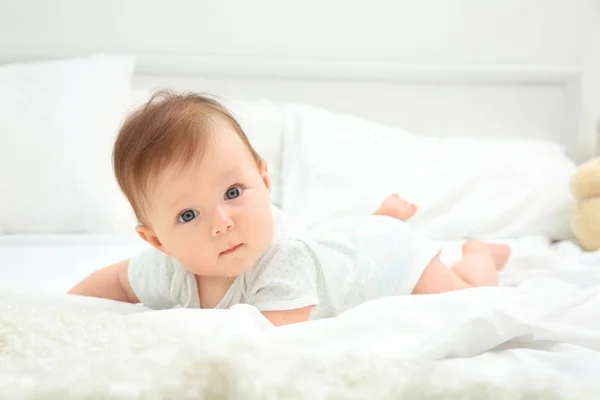 Niedliches Baby liegt auf dem Bett — Stockfoto