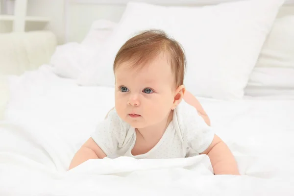 Söt baby liggande på sängen — Stockfoto