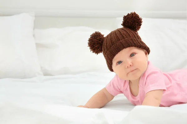 Bebê bonito usando chapéu engraçado na cama — Fotografia de Stock