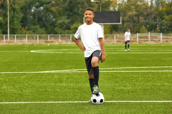 Pojke som spelar fotboll på stadion — Stockfoto